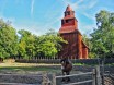 В музее Skansen. Лошадь на фоне церкви